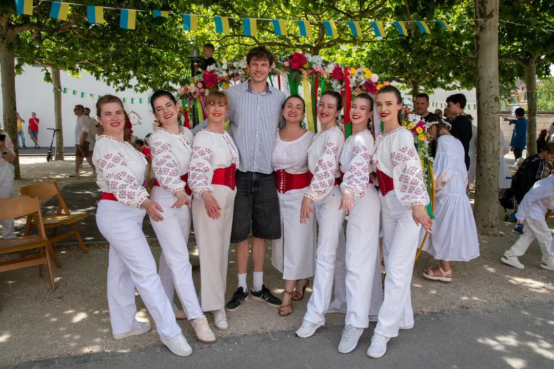 Gruppenbild des Ensembles unter der Laube